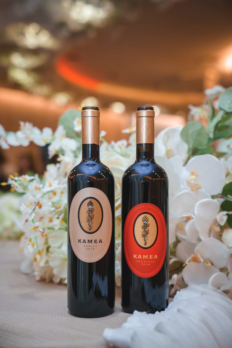 Камея вина на сватбена маса – Мерло и Red Blend сред орхидеи